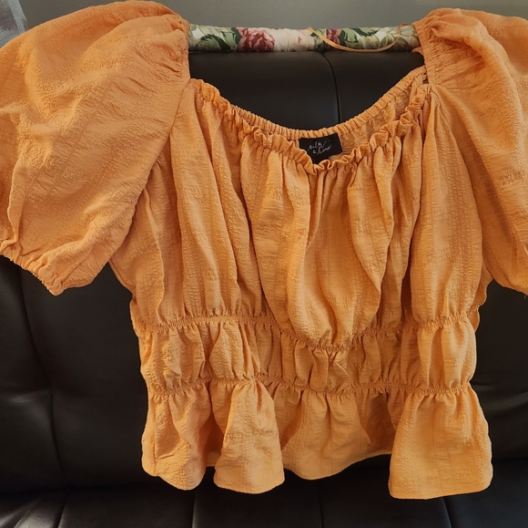 🍑 Peach, light weight, puffy sleeved, cinched waisted, polyester top! - Picture 1 of 3